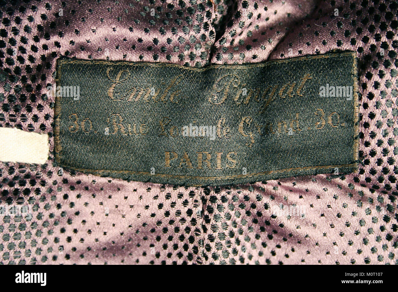 Le label Cape MET C.I.60.6.8 représente un échantillon de couleur spécifique utilisé dans les industries du textile et du design. Il fait partie d'un système de couleurs standardisé utilisé pour identifier et faire correspondre les teintes dans diverses applications. Banque D'Images