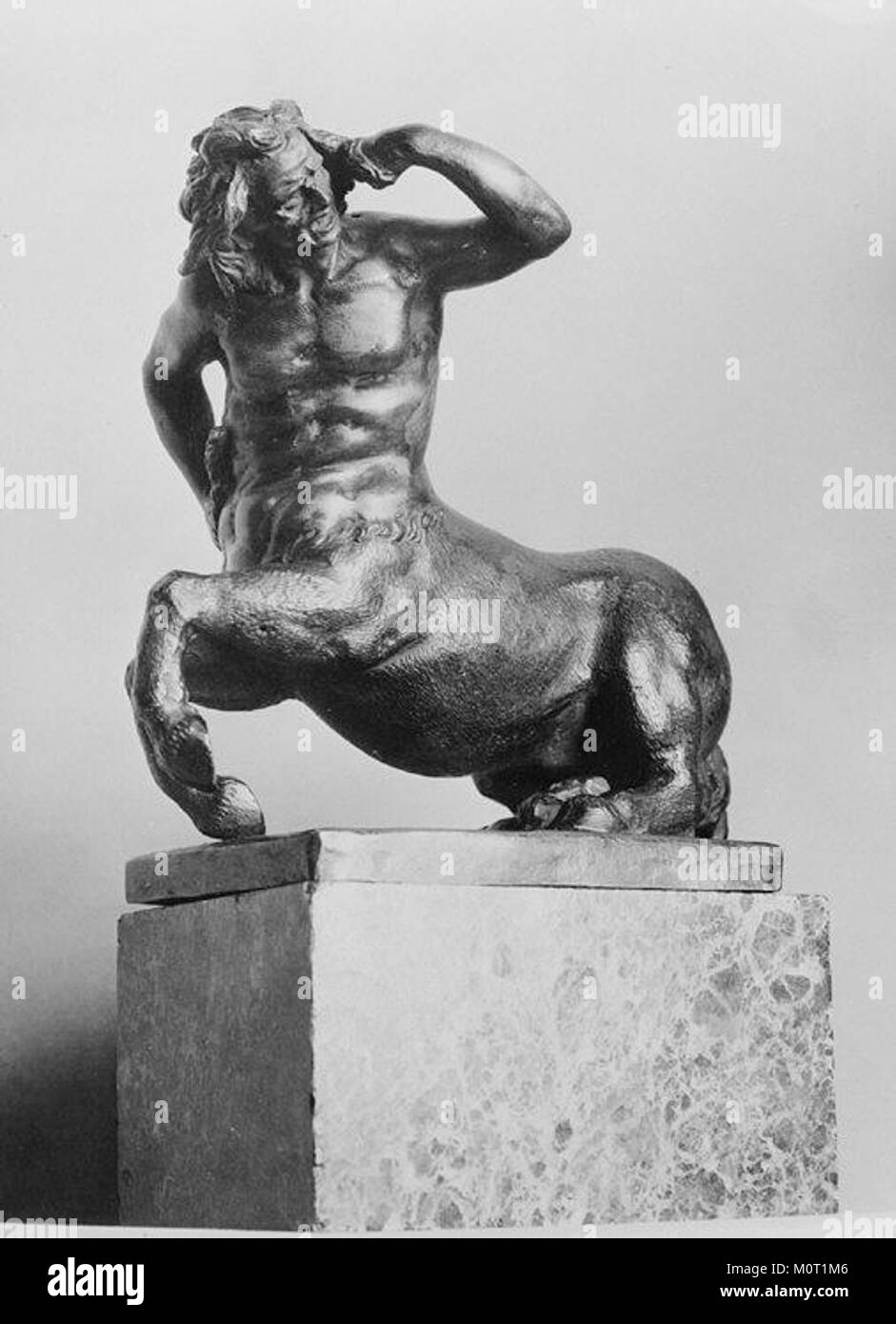 La sculpture Centaure, logée dans le Metropolitan Museum of Art, représente une créature mythologique de la mythologie grecque. La figure représente un être mi-humain, mi-cheval, symbolisant la force et la dualité, reflétant les traditions artistiques grecques anciennes dans la représentation de sujets mythologiques. Banque D'Images