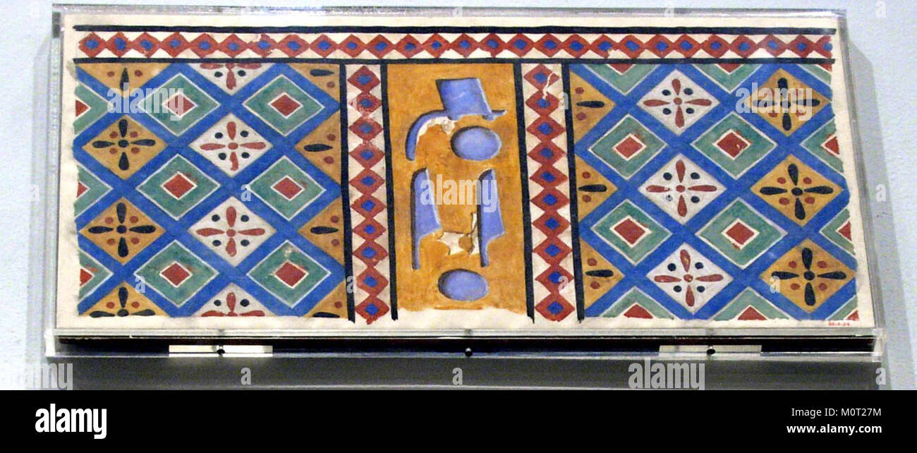 Un fragment de plafond de la tombe d'Amenemhat Surer, situé dans le MET, MET en valeur l'artisanat égyptien antique. Les reliefs détaillés du fragment représentent des scènes de la vie quotidienne et des pratiques religieuses. Banque D'Images