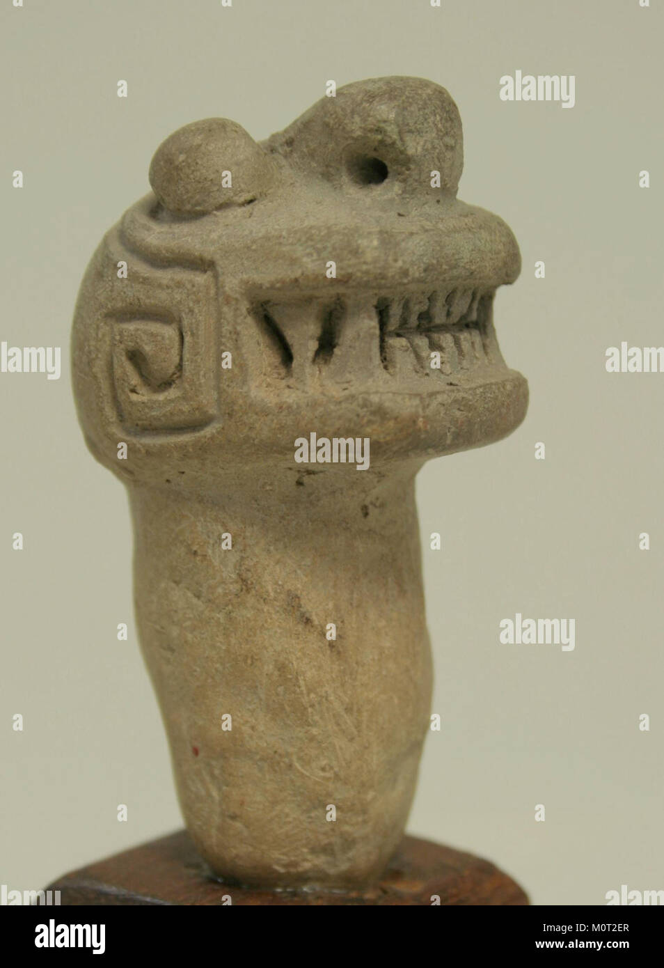 Cette tête d'animal en céramique, montée sur un socle, fait partie de la collection du Metropolitan Museum of Art. L'œuvre d'art illustre l'artisanat dans la sculpture en céramique. Banque D'Images