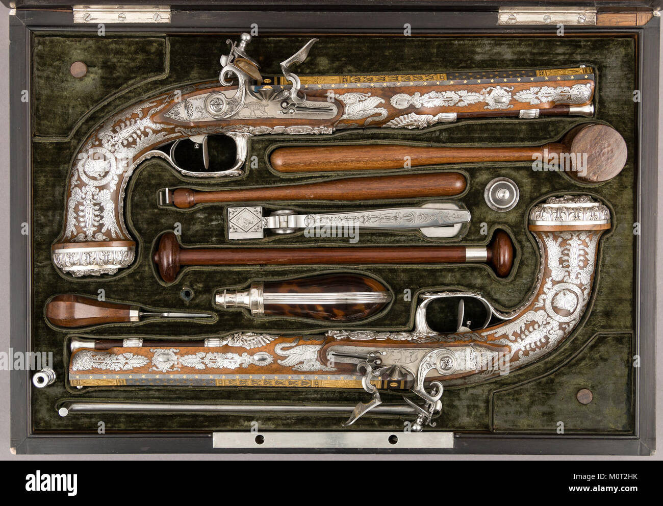 Cette paire de pistolets à silex en étui, MET LC-28 196 1a b 2a l-011, est un exemple d'armes à feu du début du XVIIIe siècle, avec un savoir-faire complexe et des éléments de design historiques. Banque D'Images