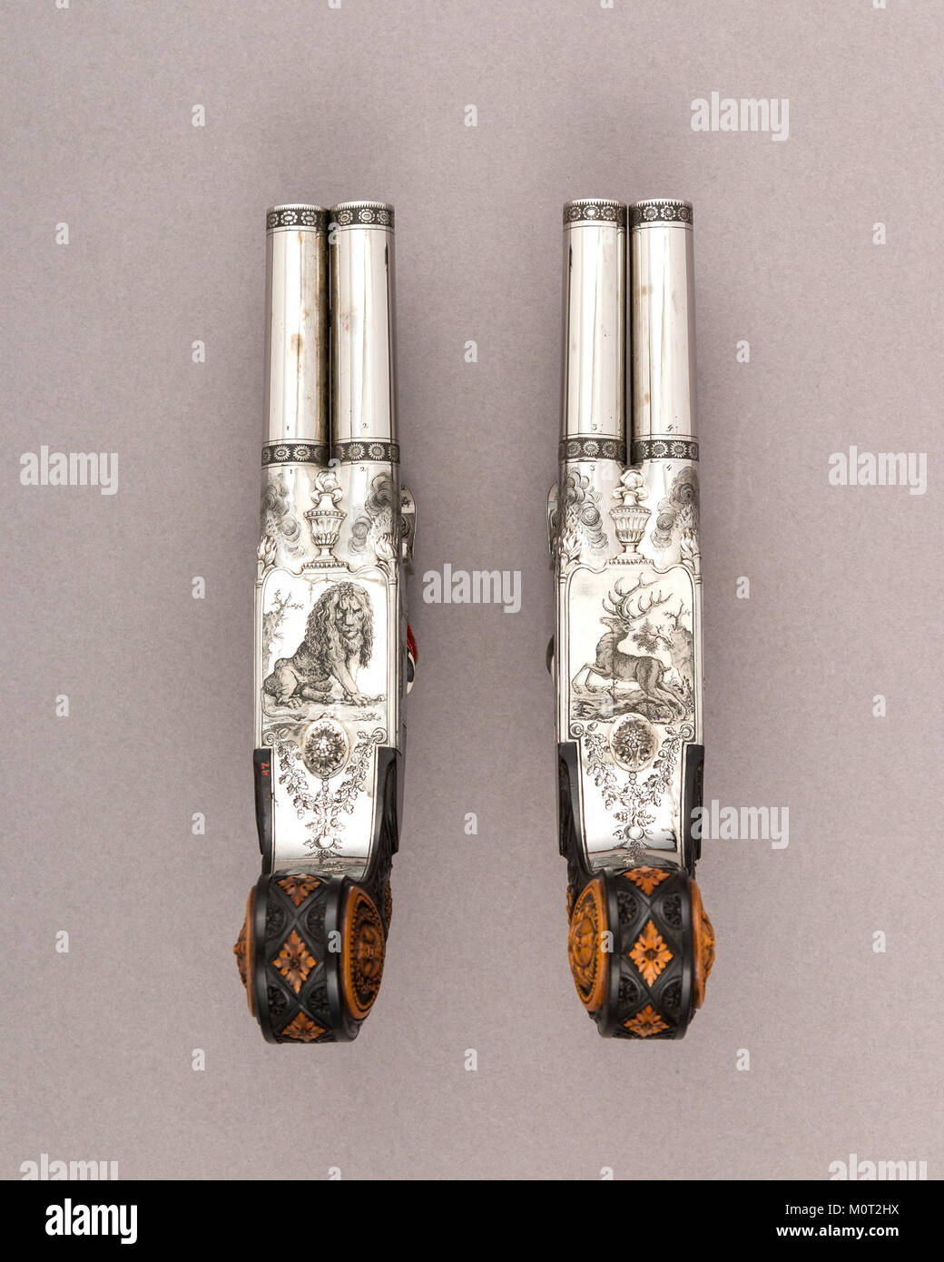 Cette paire de pistolets à silex à double canon, qui fait partie de la collection MET, présente un savoir-faire détaillé typique de la conception des armes à feu du XVIIIe siècle. Banque D'Images