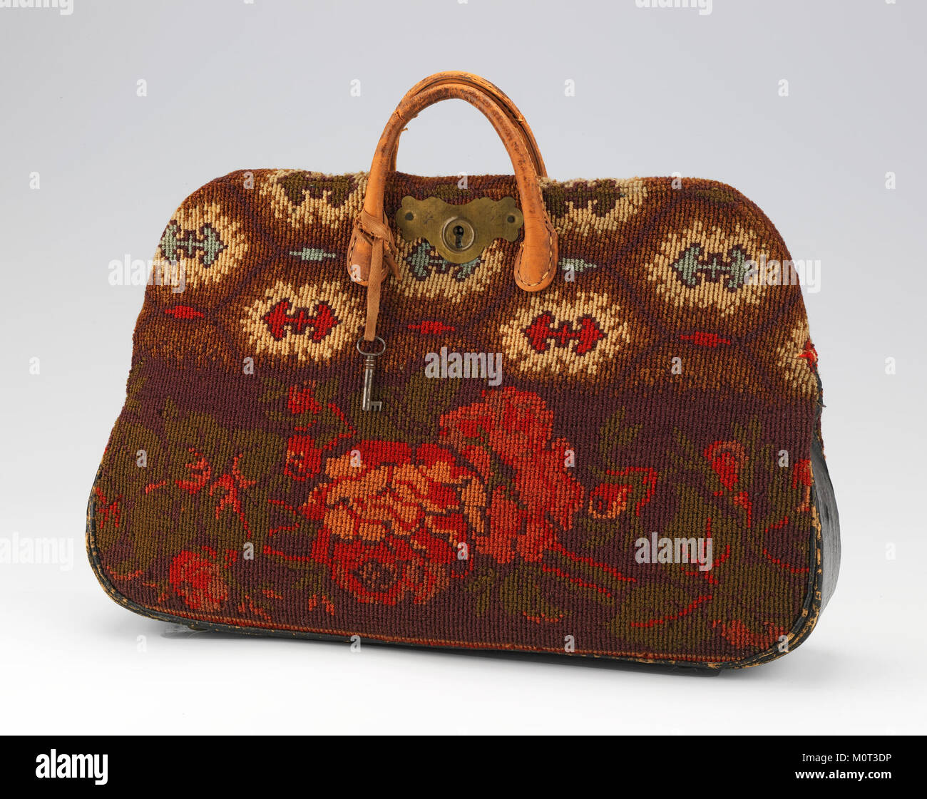 Ce sac de moquette, qui fait partie de la collection du Metropolitan Museum of Art, est un exemple de la mode et de l'artisanat du XIXe siècle. Il reflète les besoins esthétiques et pratiques de son époque, conçu pour une utilisation par les voyageurs. Banque D'Images