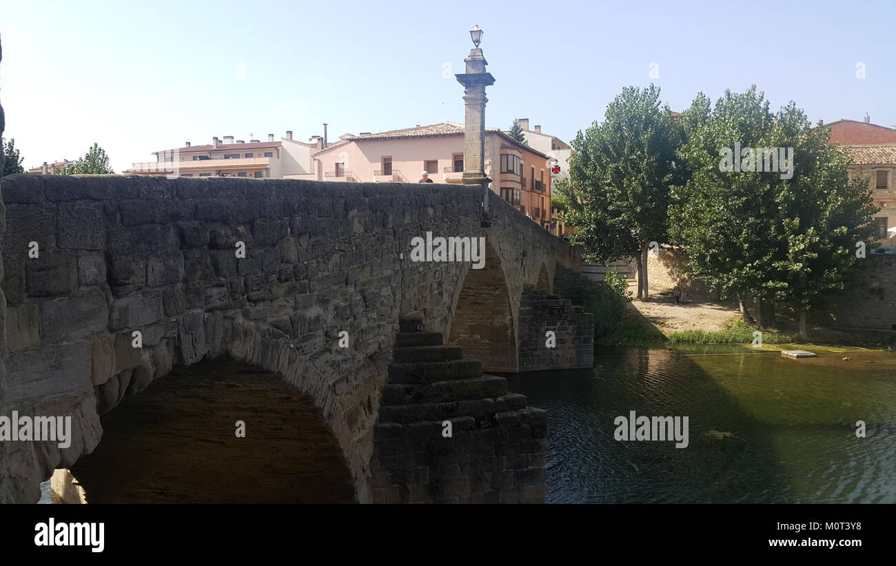 Le pont médiéval de Vallderoures, situé dans la région de Matarranya en Catalogne, en Espagne, est une structure historique utilisée pour traverser la rivière. C'est un exemple notable de l'ingénierie médiévale et du patrimoine catalan. Banque D'Images