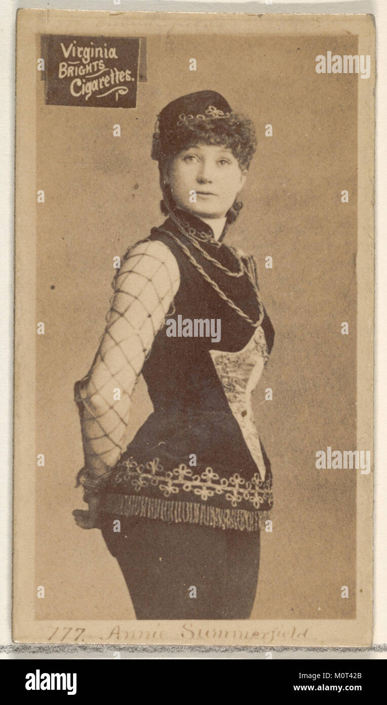 Une carte de cigarette vintage mettant en vedette Annie Summerfield de la série « Actors and Actress », soulignant son rôle dans le divertissement du début du XXe siècle. Banque D'Images