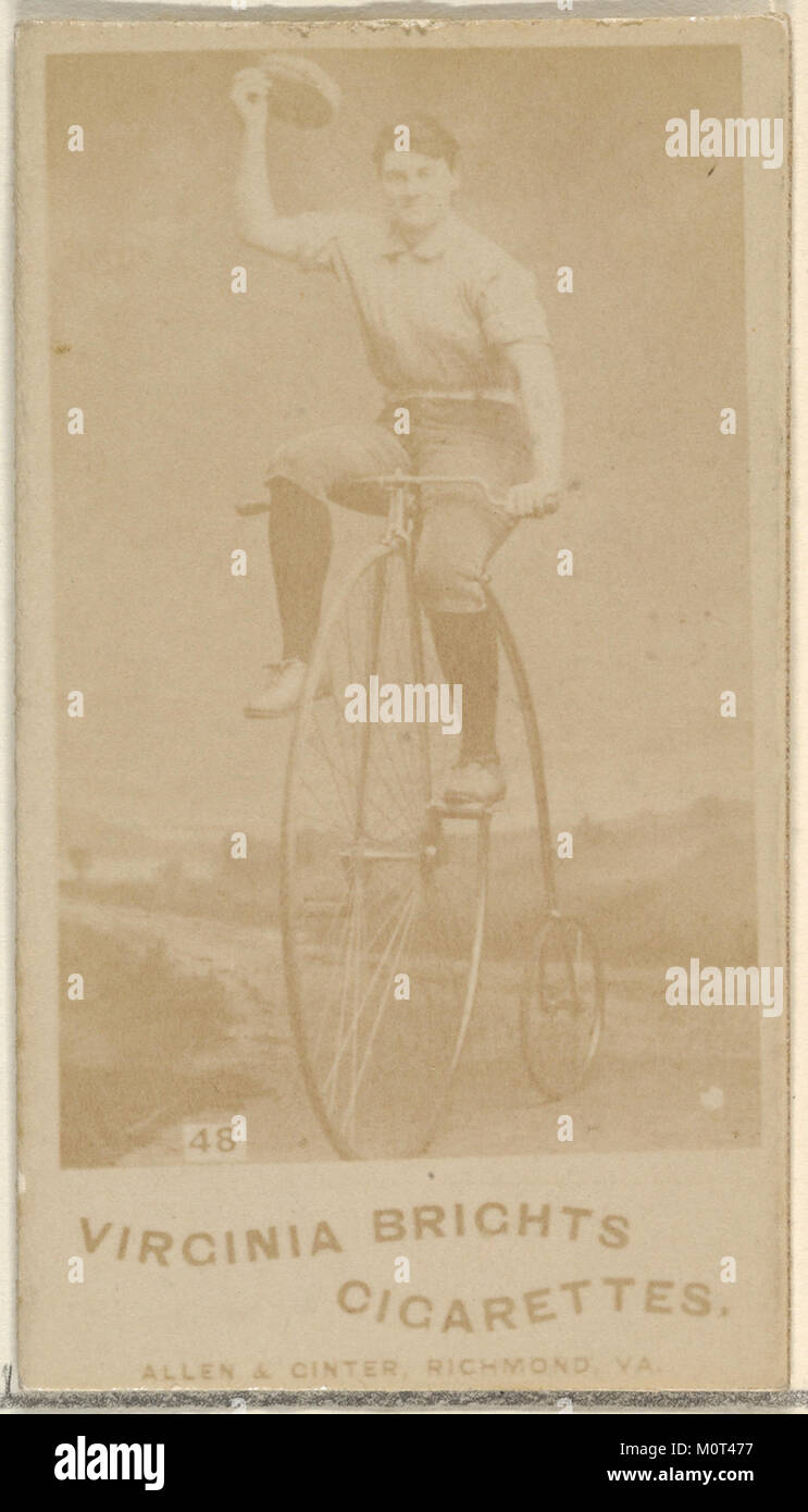 La carte 48 de la série Girl Cyclists (N49) a été émise dans le cadre d'un set promotionnel par Virginia Brights cigarettes. La série, qui remonte au début du XXe siècle, présente des images de cyclistes femmes dans différentes poses. Cette carte reflète les stratégies de marketing des fabricants de cigarettes pendant cette période, combinant des images de style de vie et de la publicité. Banque D'Images
