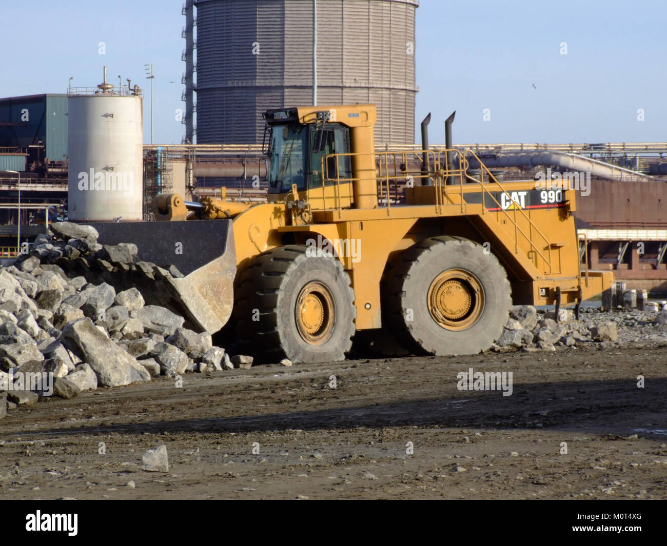 Le CAT 990 est une machine de construction puissante et de grande taille conçue pour les travaux intensifs dans les environnements industriels et de construction. Reconnu pour sa durabilité et son efficacité, il est un élément crucial de nombreux projets de construction. Banque D'Images