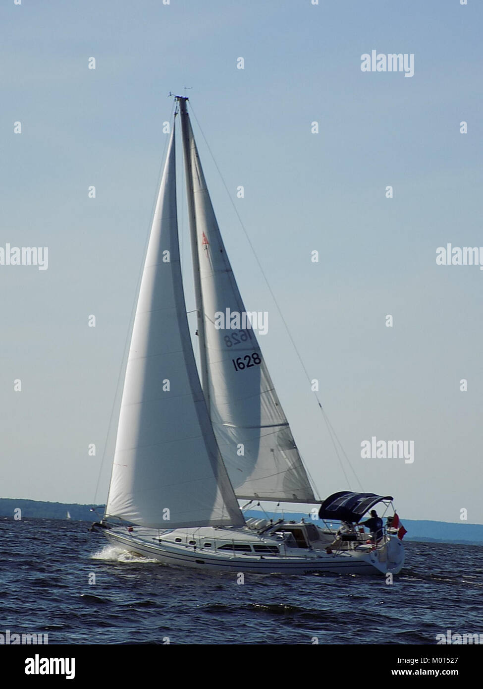 Le Catalina 34 est un modèle bien connu de voilier de croisière, reconnu pour sa stabilité et son confort. Voilier 1027 se réfère à un numéro de coque spécifique, mettant en évidence l'identité unique de ce navire particulier dans la classe Catalina 34. Banque D'Images