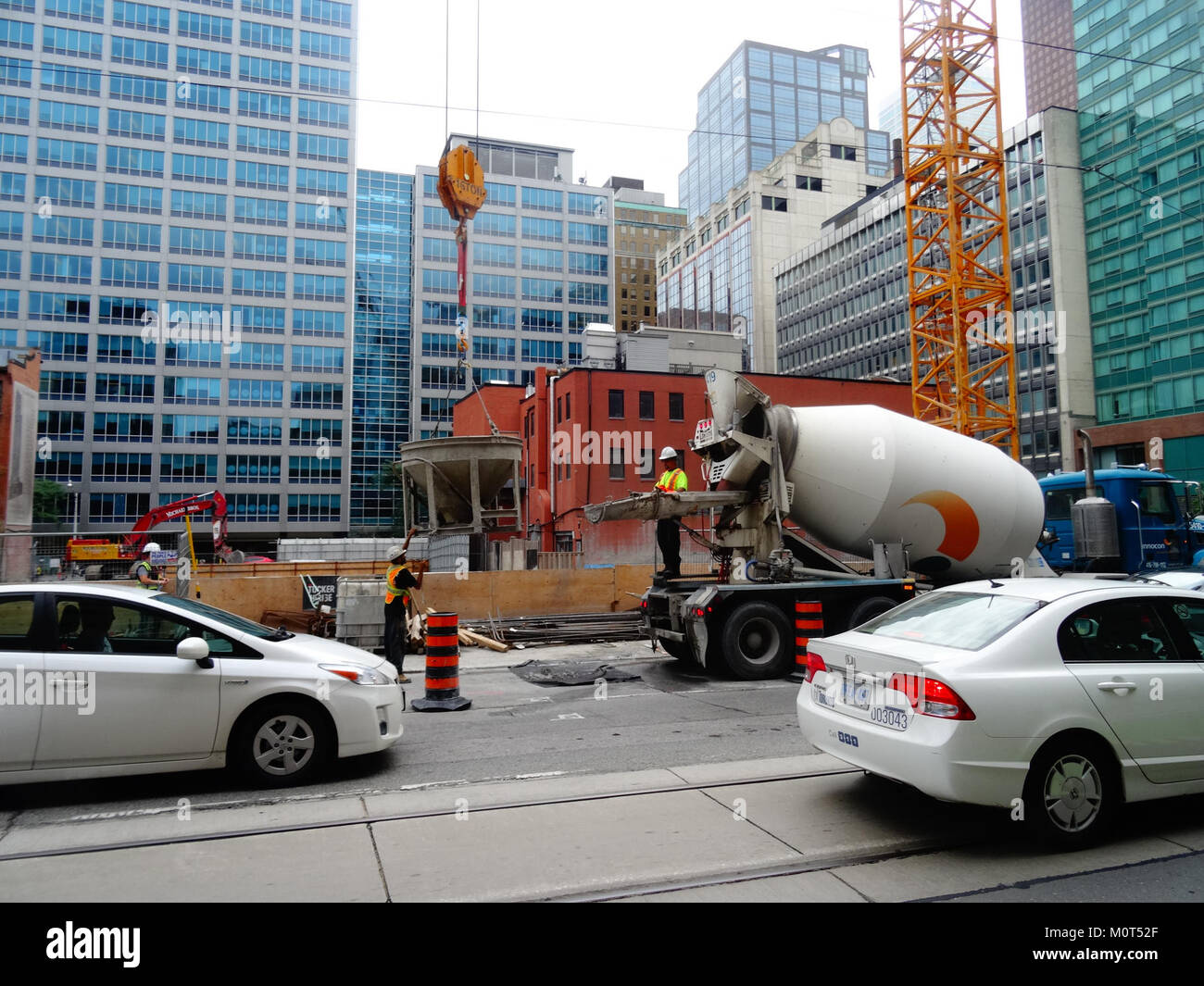 Un camion de ciment et un seau vus sur un site d'excavation au sud-est de Victoria et Richmond le 18 août 2017. L'équipement faisait partie d'un projet de construction, mettant en valeur les opérations industrielles en développement urbain. Banque D'Images