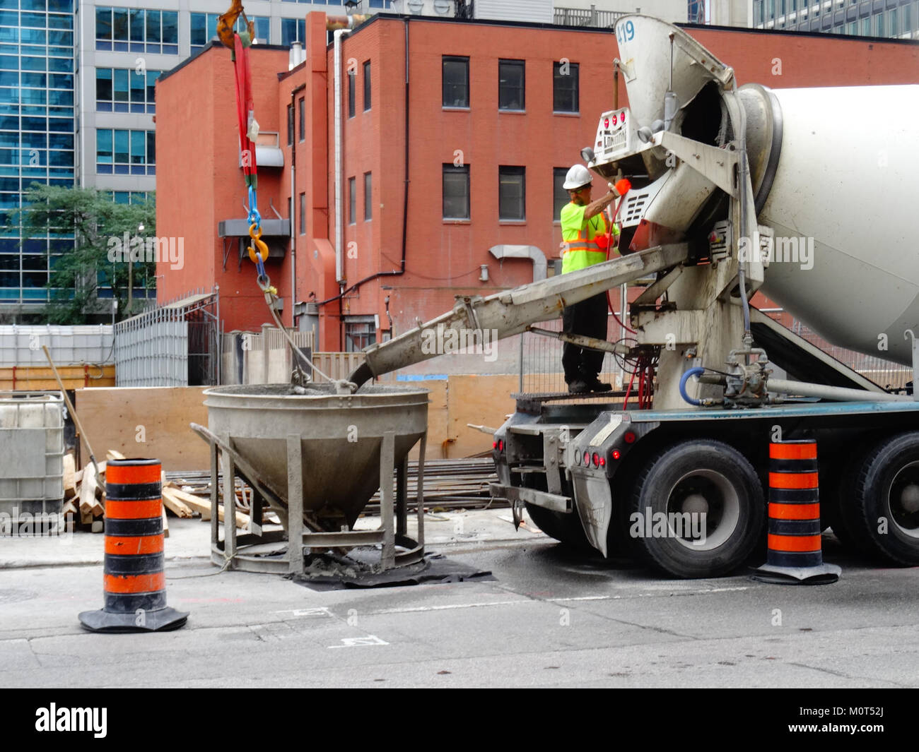 Photographie d'un camion de ciment et d'un godet sur un site d'excavation au sud-est de Victoria et Richmond, prise le 18 août 2017, montrant les activités de construction et l'équipement. Banque D'Images