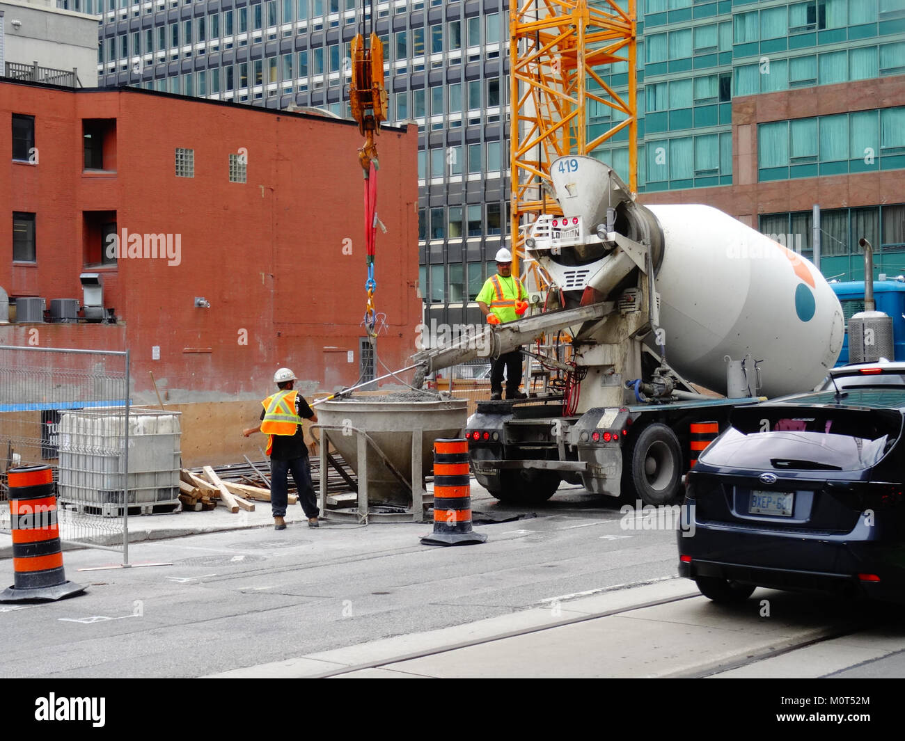 Un camion de ciment et un godet sont vus sur le site d'excavation situé au sud-est de Victoria et Richmond le 18 août 2017, ce qui indique une activité de construction dans la région. Banque D'Images