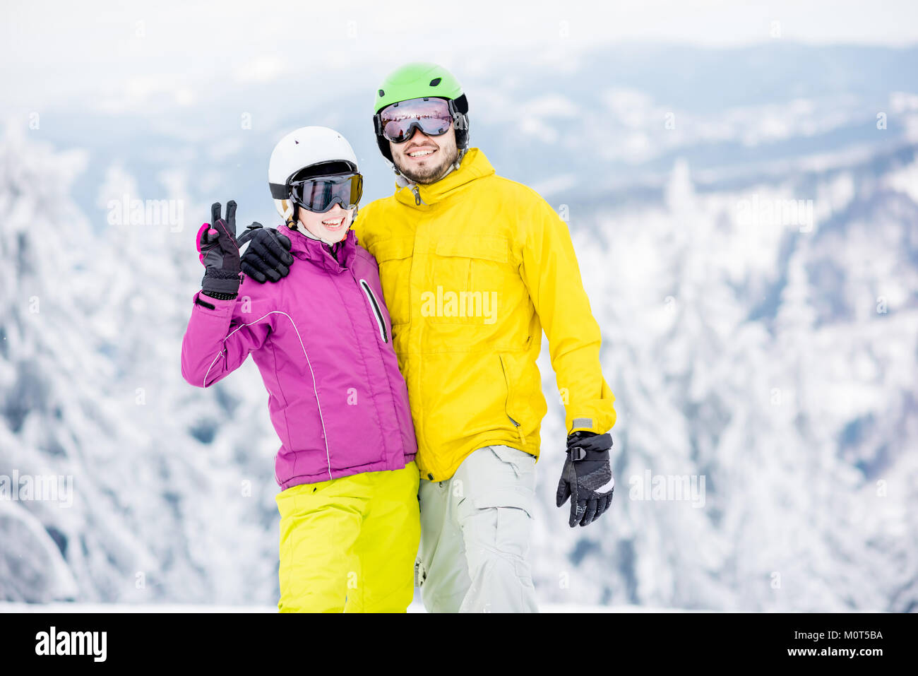 En quelques vêtements snowboard sur les montagnes enneigées Photo Stock -  Alamy