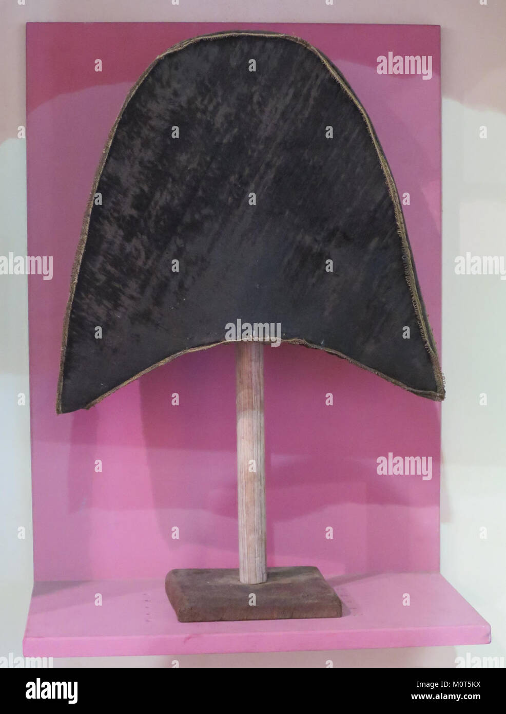 Le Cappello bicorno di Tadini est un chapeau bicorne historique conçu par Tadini, souvent associé à la mode du XVIIIe siècle. Connu pour sa forme distinctive, c'était une coiffe importante portée par les chefs militaires au cours de la période. Banque D'Images