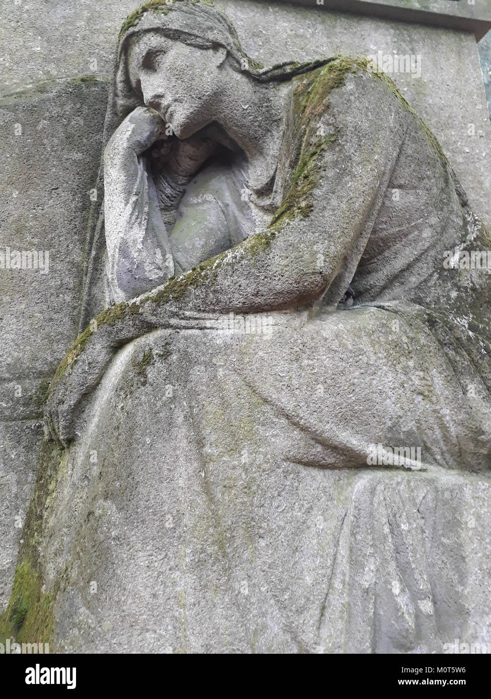Cimetière à Apolda, en Allemagne, cet endroit présente d'importantes tombes historiques. Le cimetière est le reflet de l'histoire locale, préservant la mémoire de personnalités notables et offrant un aperçu du passé de la région. Banque D'Images