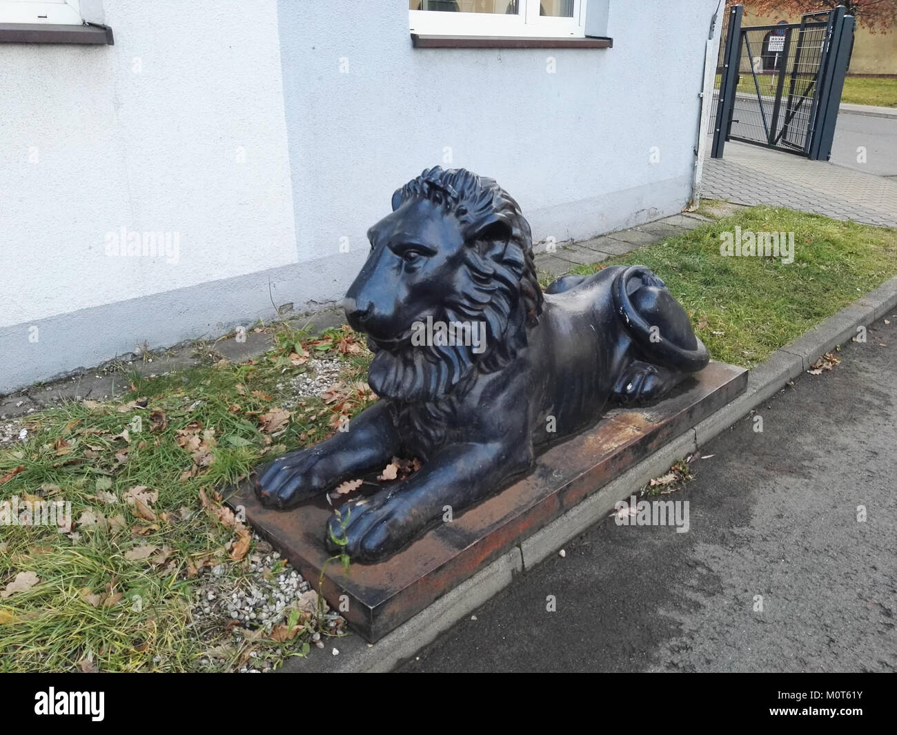 Sculpture en fonte d'un lion, exposée dans le cadre d'une collection d'art, marquée par son design détaillé et son artisanat. La sculpture représente probablement la force et la régalité, car les lions sont des symboles communs dans l'art et l'architecture. Banque D'Images