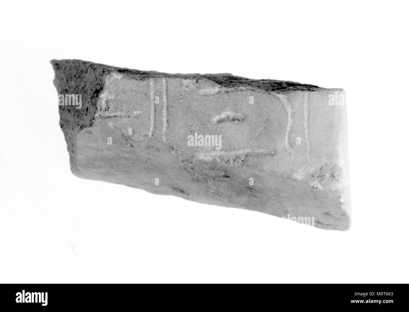 Ce fragment d'un coffre canope, qui fait partie d'un artefact funéraire égyptien antique, représente l'artisanat méticuleux de l'époque. Elle est associée à la préservation des organes vitaux pendant la momification, généralement trouvée dans les tombes des individus de haut niveau. Le fragment est conservé au Metropolitan Museum of Art, présentant les anciennes pratiques funéraires égyptiennes et les traditions artistiques. Banque D'Images