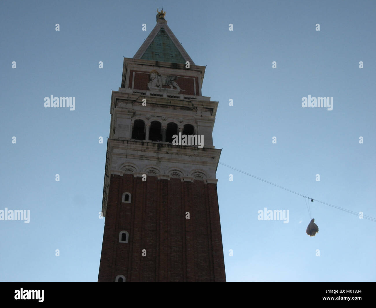 Le Carnevale di Venezia 2010 présentait l'emblématique « Volo dell'Angelo », une grande tradition où un interprète descend du clocher de la basilique de tous Marc. Cet événement est un moment fort du célèbre carnaval de Venise. Banque D'Images