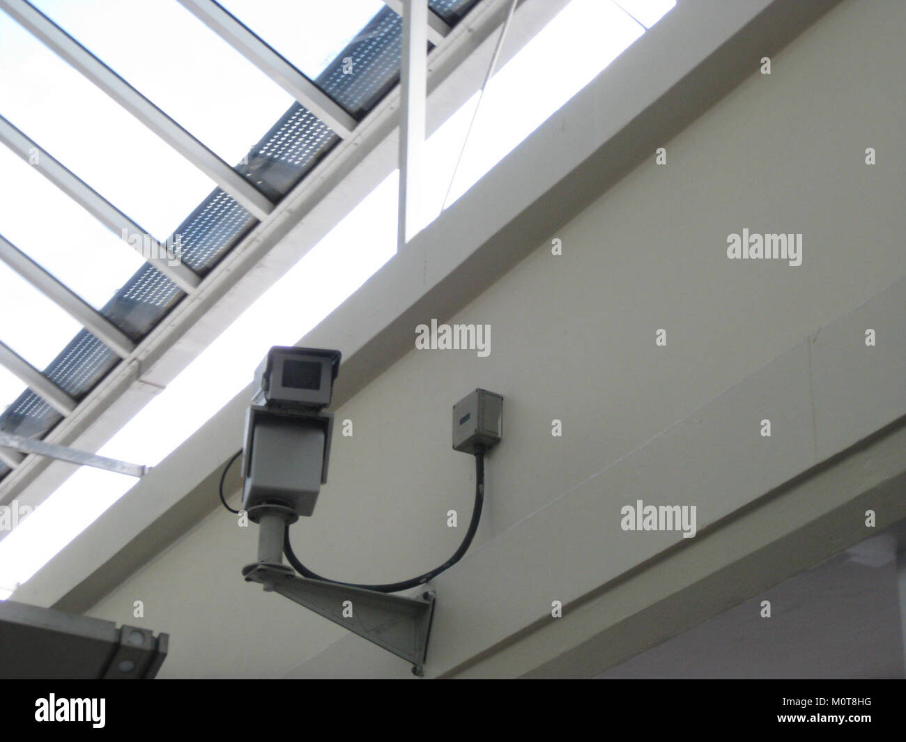 Capture d'images le vaste réseau de caméras de vidéosurveillance surveillant les espaces publics de Londres, illustrant l'importance accordée par la ville à la surveillance et à la sécurité publique. Banque D'Images