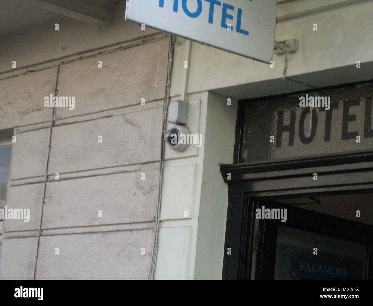 Cette image montre une installation de vidéosurveillance à Londres, montrant la prévalence de la technologie de surveillance utilisée dans les environnements urbains pour surveiller les espaces publics. Banque D'Images