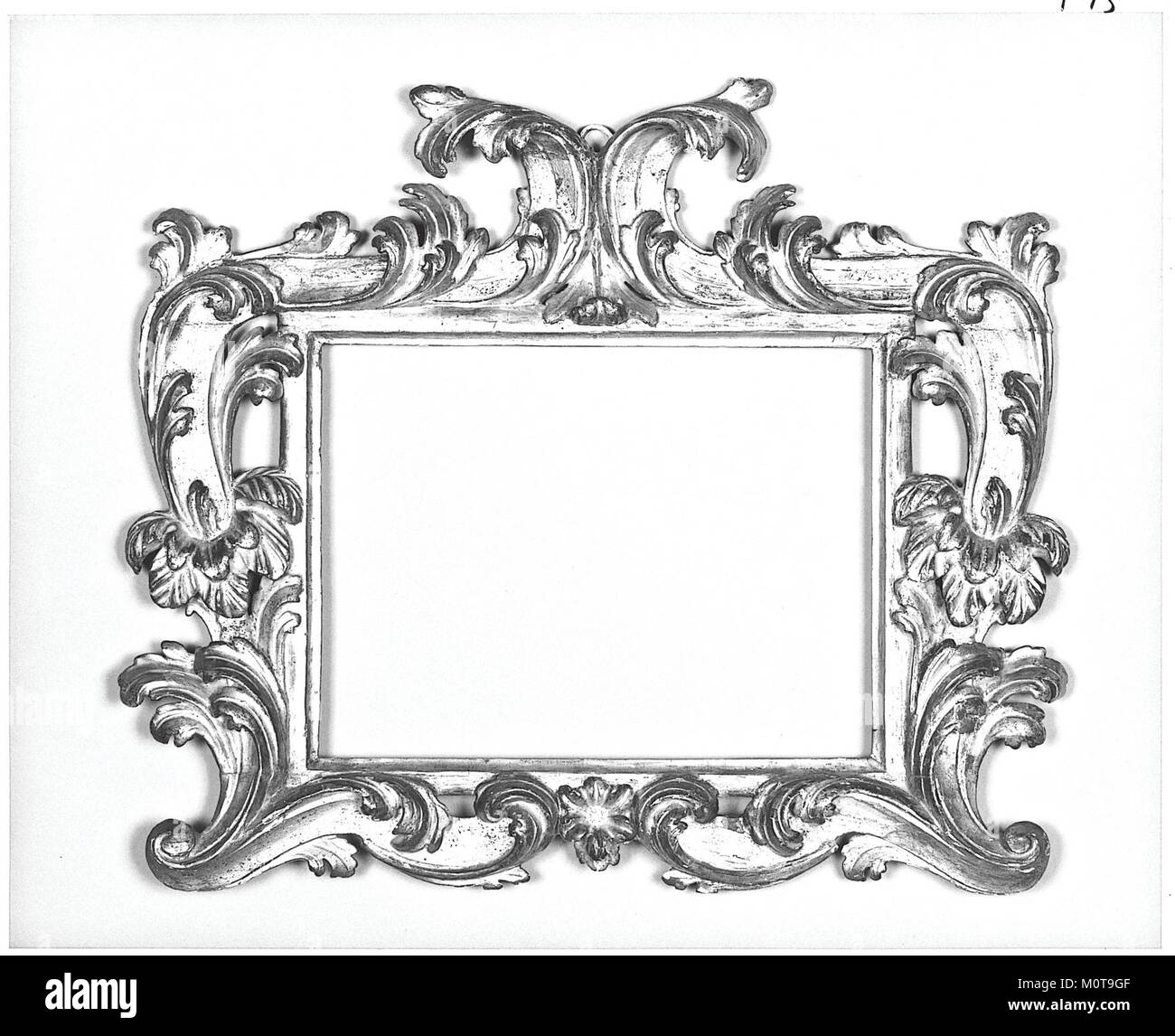 Cette image présente un cadre de caulicules, un artefact de la collection du Metropolitan Museum of Art. Le cadre représente un exemple de l'artisanat romain antique, mettant en valeur le travail de conception détaillé utilisé dans les arts décoratifs pendant la période de l'Empire romain. Banque D'Images