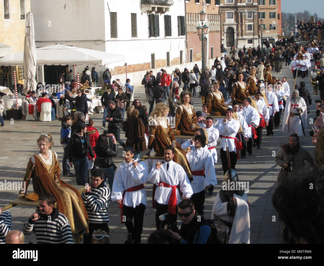 Carnevale di Venezia, qui s'est tenu en 2011, a présenté la 'Festa delle Marie', un événement historique et traditionnel célébrant la culture vénitienne. Le festival est connu pour ses costumes, ses masques et le couronnement de la 'Marie' dans le cadre d'une tradition séculaire. C'est l'un des festivals culturels les plus importants de Venise. Banque D'Images