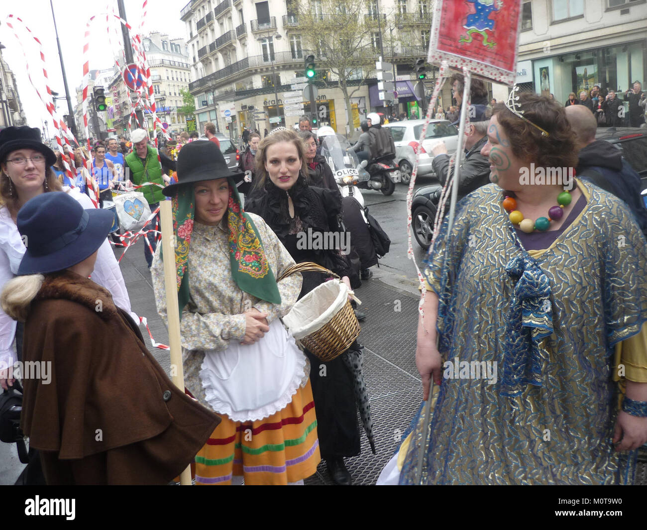 Le Carnaval des femmes 2011, qui se tient à Paris, est une célébration vibrante de l’autonomisation des femmes et de l’expression artistique. L'événement comprend des spectacles, des défilés et des vitrines artistiques de femmes de divers horizons culturels. Banque D'Images