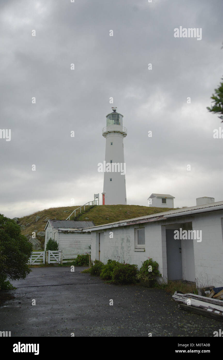 Le phare de Cape Egmont, situé en Nouvelle-Zélande, est une structure historique qui guide les navires le long de la côte accidentée de la région de Taranaki. Banque D'Images