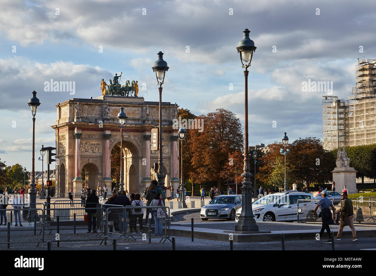 Paris, France - 3 octobre 2017 : vue sur l'Arc de triomphe du Carrousel est un arc de triomphe à Paris, situé dans la place du Carrousel, à quelques personnes un Banque D'Images