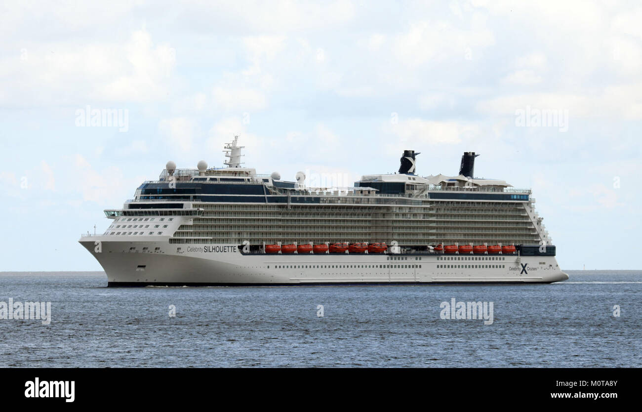 Celebrity Silhouette est un navire de croisière de luxe exploité par Celebrity Cruises. Connu pour ses équipements modernes, son service exceptionnel et son design élégant, il offre aux voyageurs une expérience de croisière haut de gamme vers diverses destinations à travers le monde. Banque D'Images