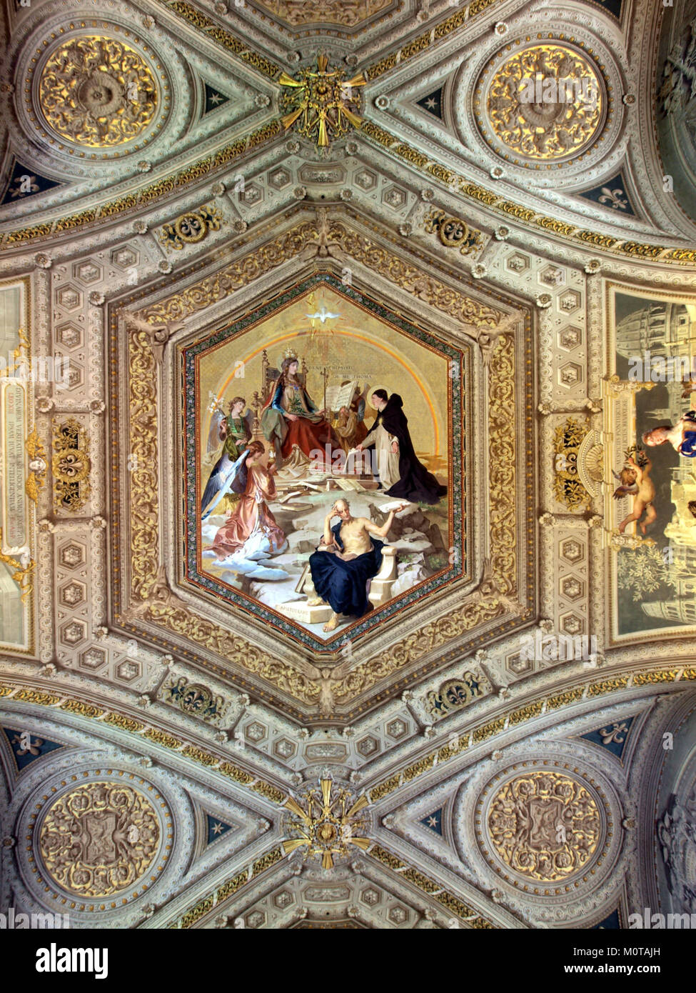 Photo de plafond-3 BENE SCRIPSISTI DE THOMA fait référence à une photographie de plafond portant l'inscription 'Bene Scripsisti de de Thoma', indiquant une œuvre liée à Thomas, reflétant une signification historique ou artistique. Banque D'Images