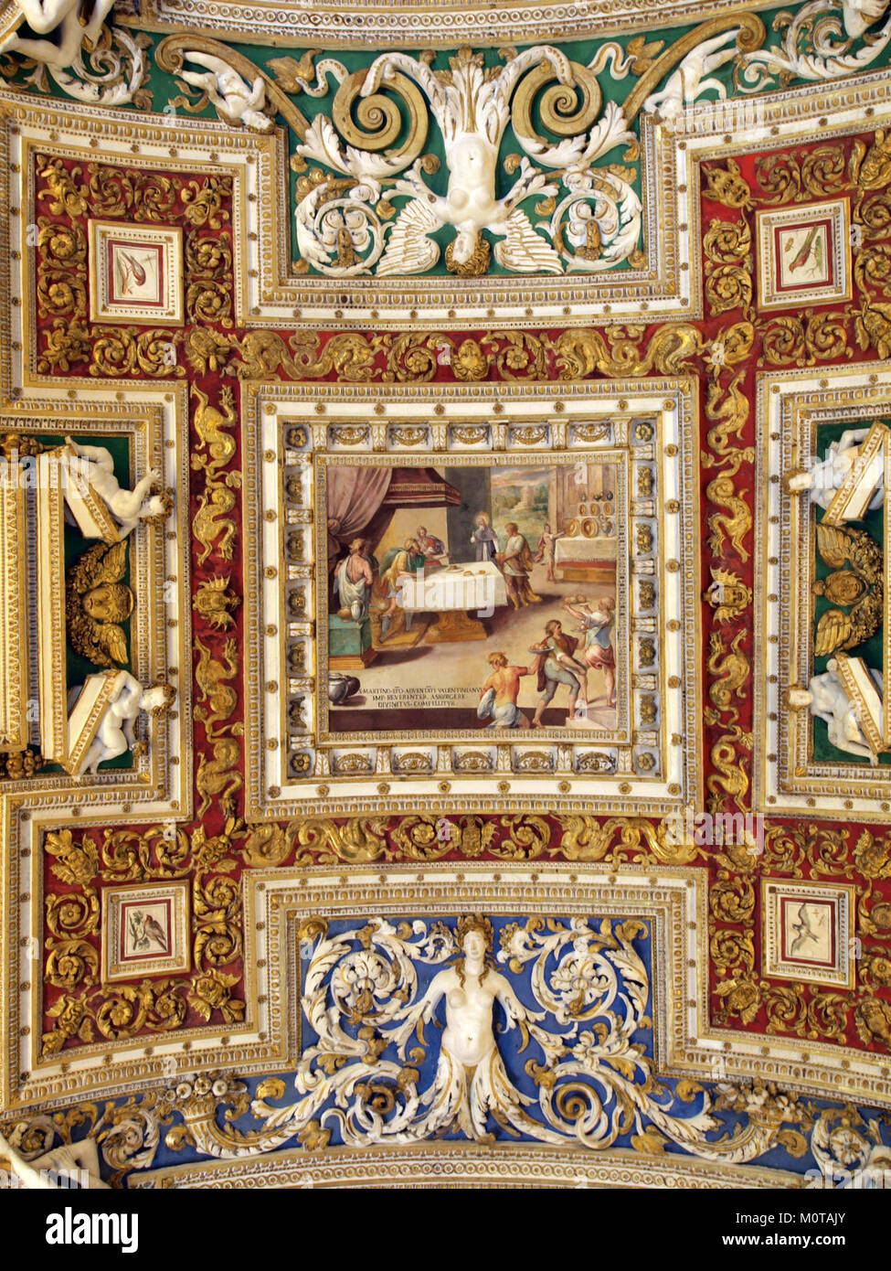 Cette photo de plafond montre une fresque ancienne de l'époque de Valentinien I, avec des images divines et impériales. Il représente l'art impérial romain et le symbolisme religieux de l'époque. Banque D'Images