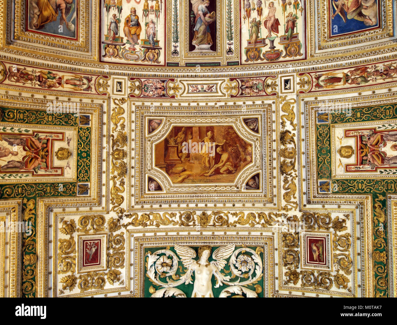 Cette image présente un design de plafond avec l'inscription *LAVARITVR AQVA et IMMVNDA ERIT VSQVE AD VESPERVM*, qui se traduit par « L'eau sera lavée et nettoyée jusqu'au soir ». Il fait probablement partie d’un espace artistique ou religieux. Banque D'Images