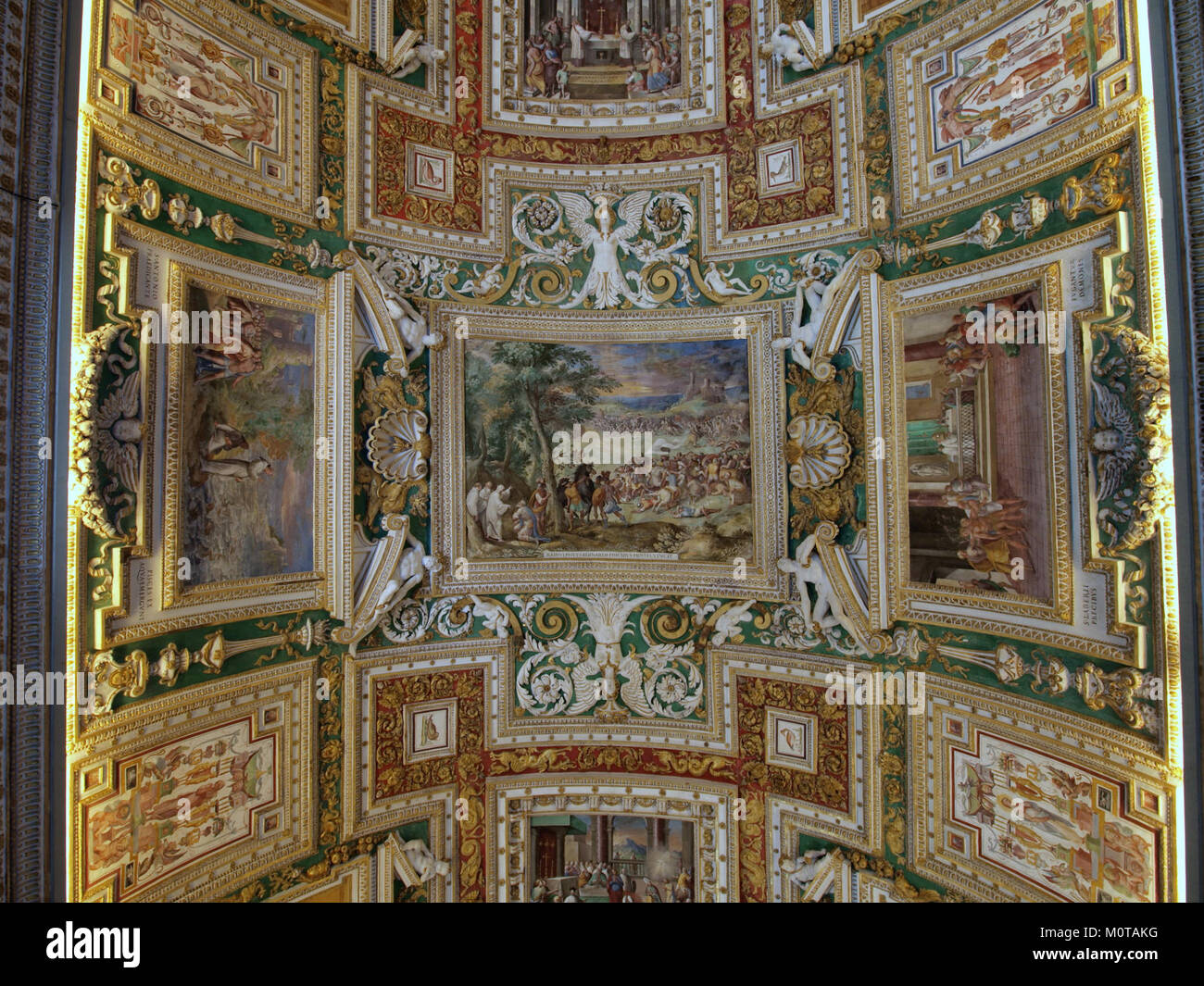 Une photographie au plafond, avec l'inscription 'RAINVLPHVS S BERNARDI PRECIBVS HOSTES VINCIT', qui peut se rapporter à des thèmes historiques ou religieux de l'œuvre d'art. Banque D'Images