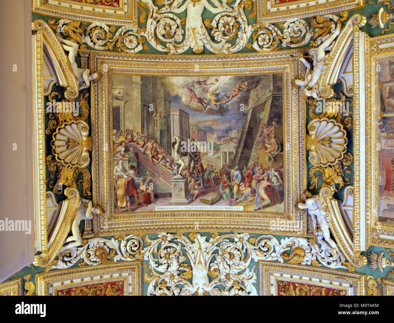 Cette image représente un plafond avec l'inscription *SIMON MAGVS S PETRO DEBITAS POENAS PERSOLVIT*, probablement une référence à un texte ancien ou religieux. La conception du plafond est un exemple de décoration architecturale classique. Banque D'Images
