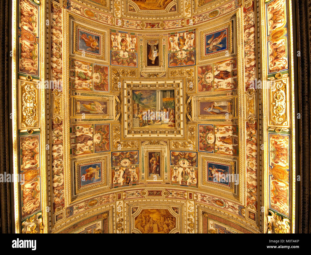 Cette photo représente une section du plafond d'une église romane, présentant des œuvres d'art et des détails religieux complexes. L'inscription latine se traduit par « Mathilda a offert ceci à l'Église romaine », indiquant une donation historique à l'église. Banque D'Images