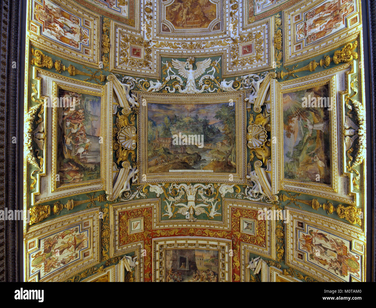 La photo du plafond, peut-être d'un bâtiment historique ou religieux, comporte l'inscription 'S ROMALDUS CAMALDVLENSEM EREMVM IN STITVIT', qui peut faire référence à Romuald, le fondateur de l'ordre camaldolais. Banque D'Images