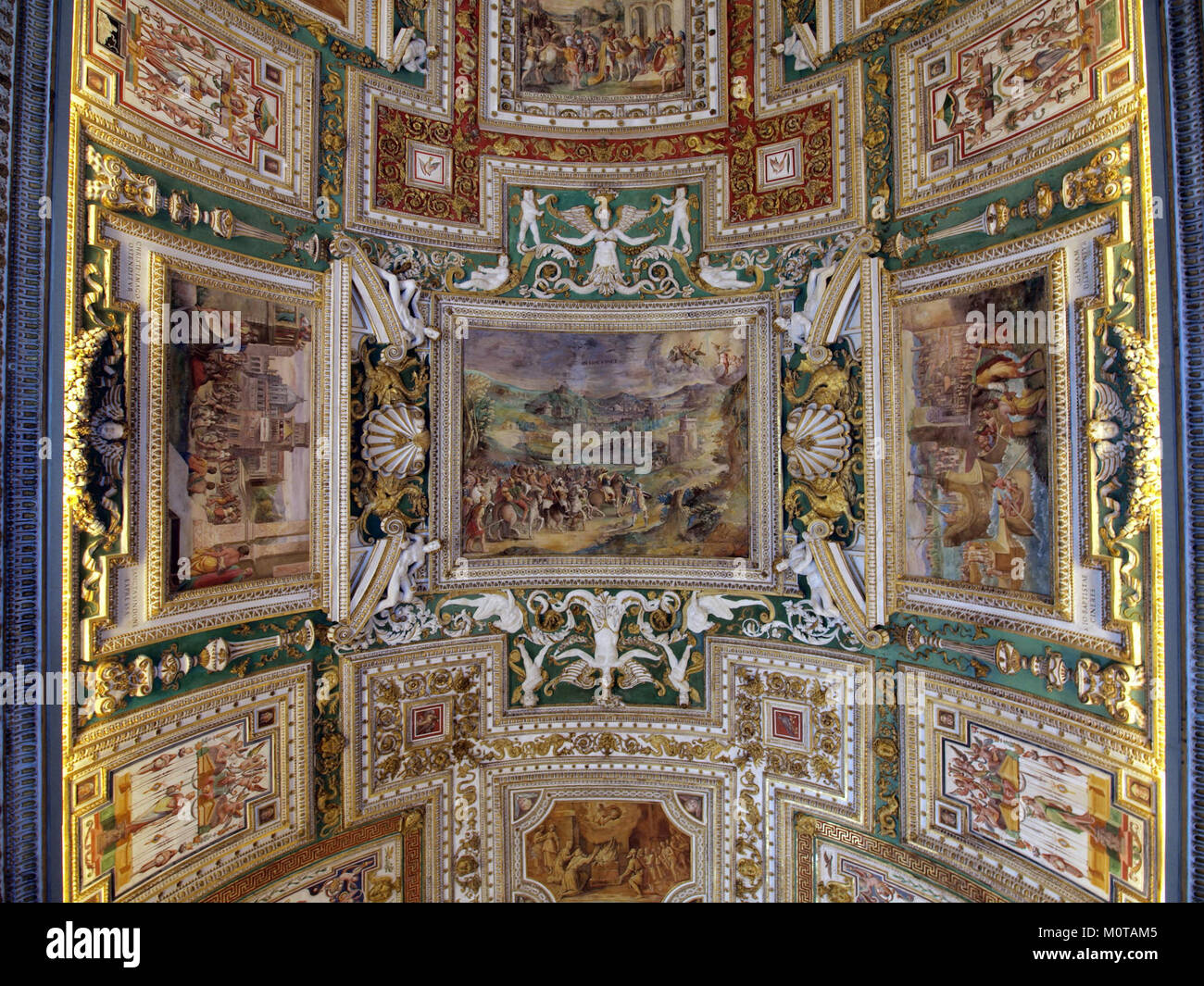 L'image, étiquetée « Ceiling photo-40 IN HOC VINCE », fait peut-être référence à une photographie historique ou architecturale d'un plafond, « IN HOC VINCE » étant potentiellement une référence à une inscription ou une devise latine. Banque D'Images