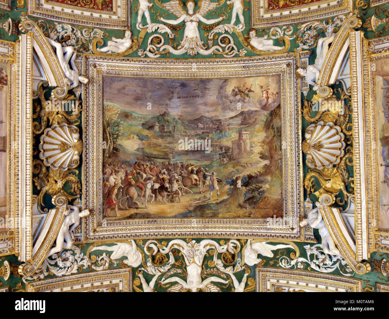 Cette image capture un plafond orné de l'inscription latine « IN HOC VINCE », qui se traduit par « In this, Conquer ». La phrase est souvent associée à la victoire ou au triomphe, et le design orné reflète sa signification historique et culturelle. Banque D'Images
