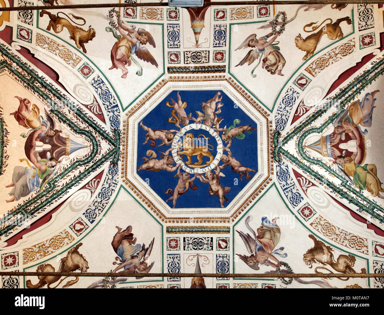 Cette photographie de plafond, avec la phrase *DE FORTI EGRESSA est DVLCEDO*, capture un détail architectural d'un bâtiment historique. L'inscription est une phrase latine, contribuant à l'interprétation du contexte culturel et historique du plafond. Banque D'Images