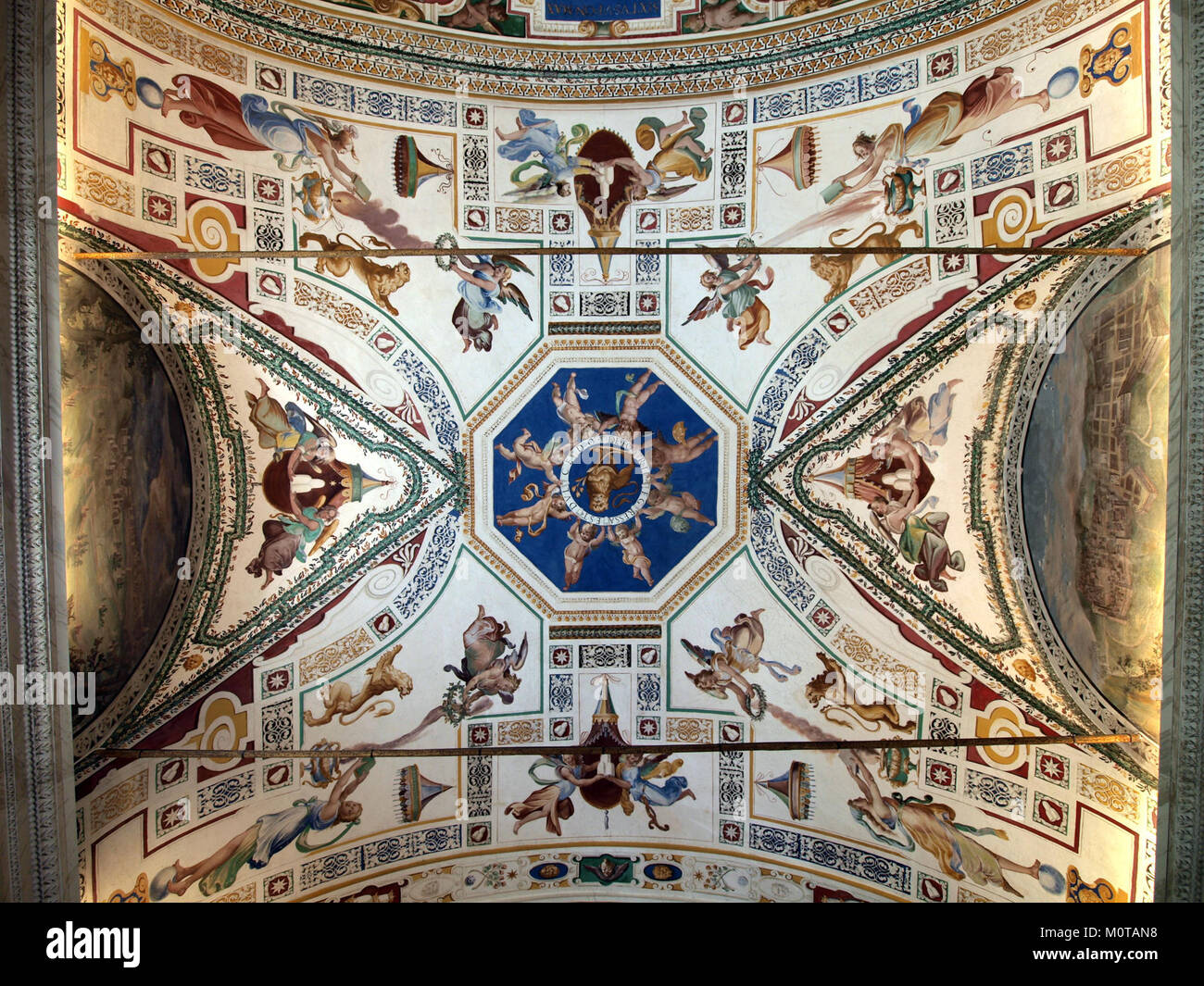 Cette photo capture un plafond avec des détails complexes, mettant en valeur l'artisanat architectural. L'inscription DE FORTI EGRESSUS est DULCEDO ajoute à son contexte historique, en faisant éventuellement référence à un message ou événement symbolique. Banque D'Images