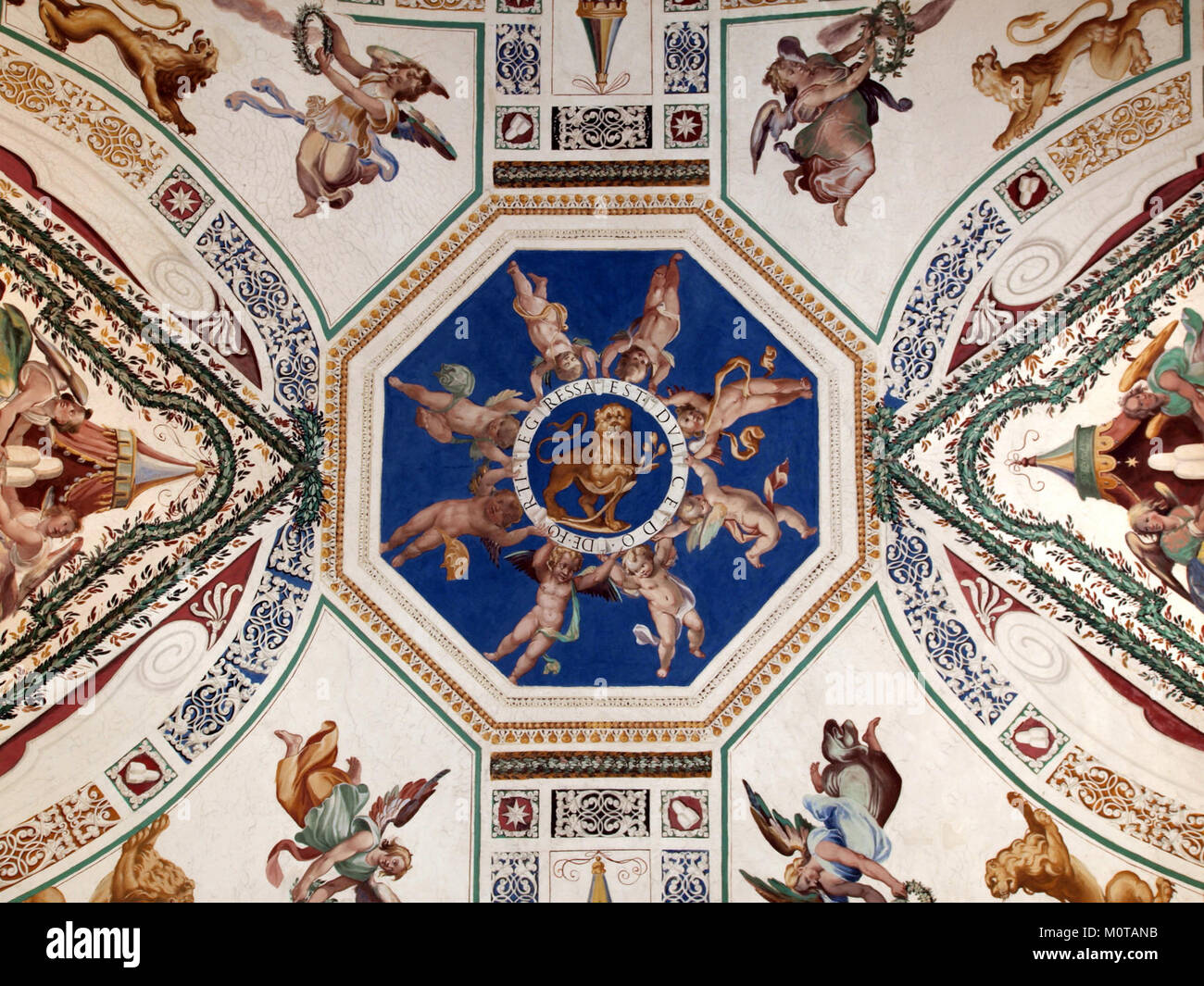 L'expression 'DE FORTI EGRESSUS est DULCEDO' (traduit par 'la douceur vient du brave') est souvent vue dans des contextes historiques ou architecturaux, en particulier en relation avec des éléments décoratifs comme des fresques de plafond ou des inscriptions. Banque D'Images