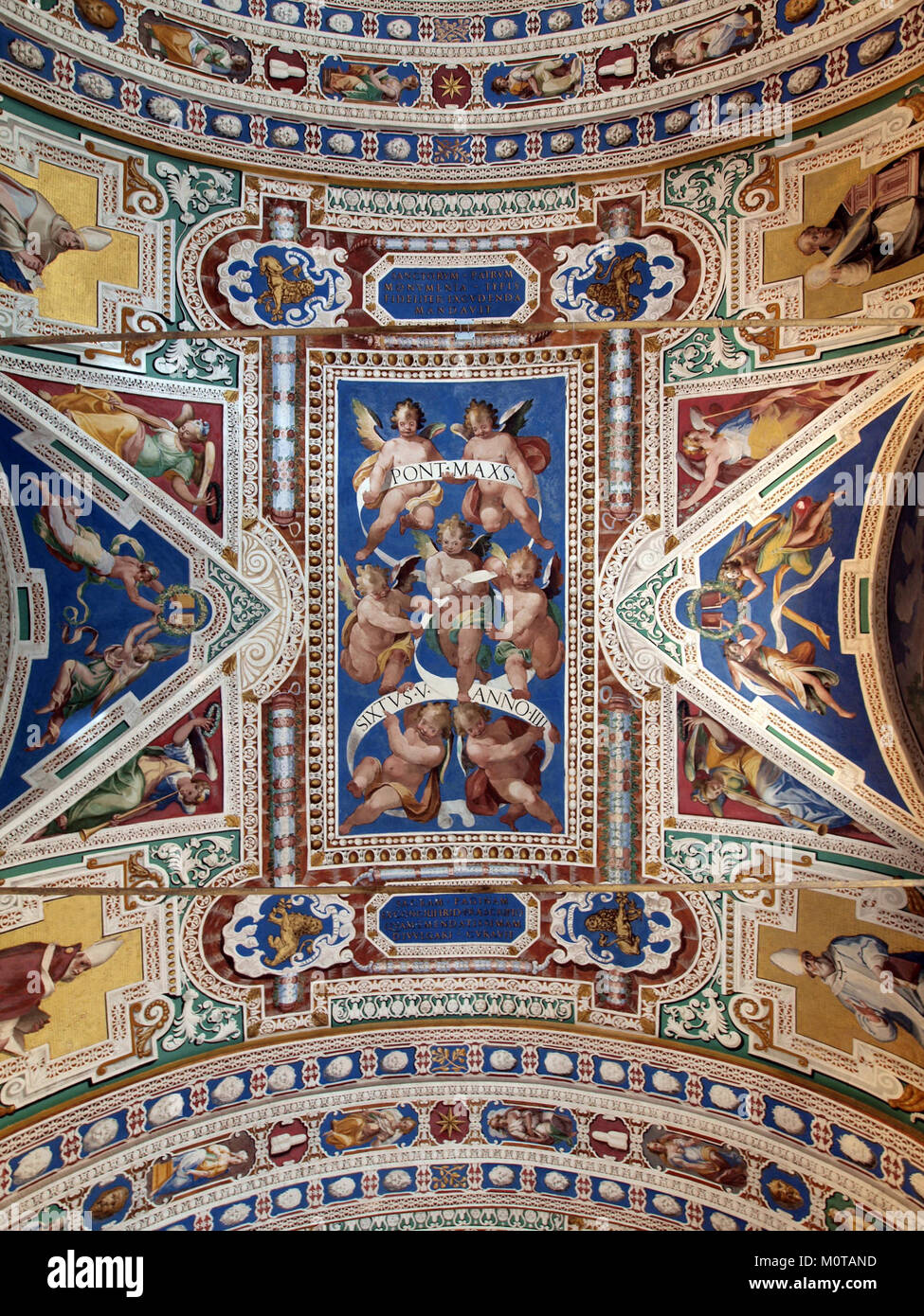 Cette photo montre le plafond d'une structure importante, peut-être un site religieux ou culturel, avec des dessins artistiques détaillés. L'inscription indique une date spécifique, peut-être du IVe siècle, suggérant qu'il s'agit d'une ancienne pièce d'architecture avec une signification historique. Banque D'Images