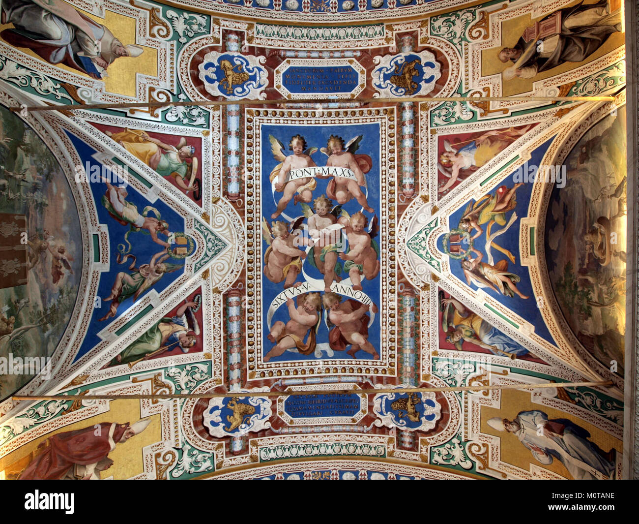 Plafond photo-73 PONT MAX SIXTVS V ANNO IIII se réfère à une image de plafond historique d'une structure significative, présentant éventuellement des références romaines ou architecturales avec l'inscription de date pour le contexte historique. Banque D'Images