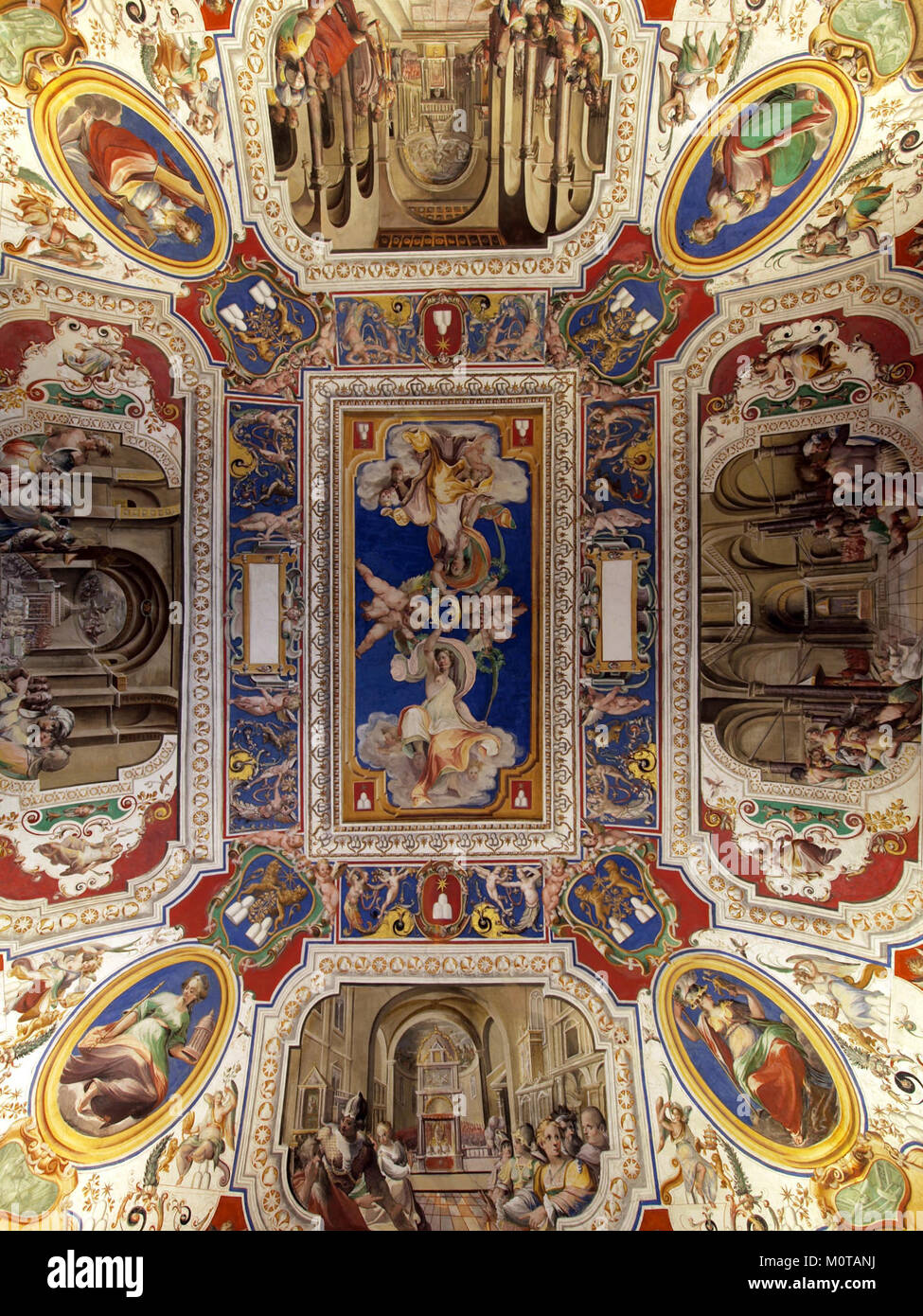 Ce plafond photo-76 capture la conception complexe d'un plafond, mettant en valeur les détails architecturaux et l'artisanat artistique impliqué dans sa création. Banque D'Images