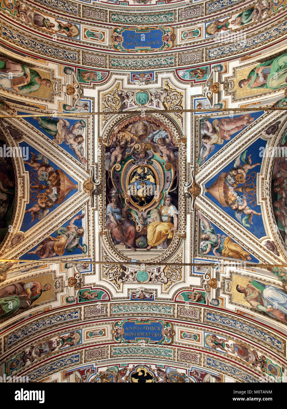 Cette photographie au plafond porte l'inscription 'PAVLVS V PONT MAX ANNO DCX PONTIFICATVS VI', marquant la papauté du pape Paul V au début des années 1600 L'inscription commémore son règne et ses réalisations papales. Banque D'Images