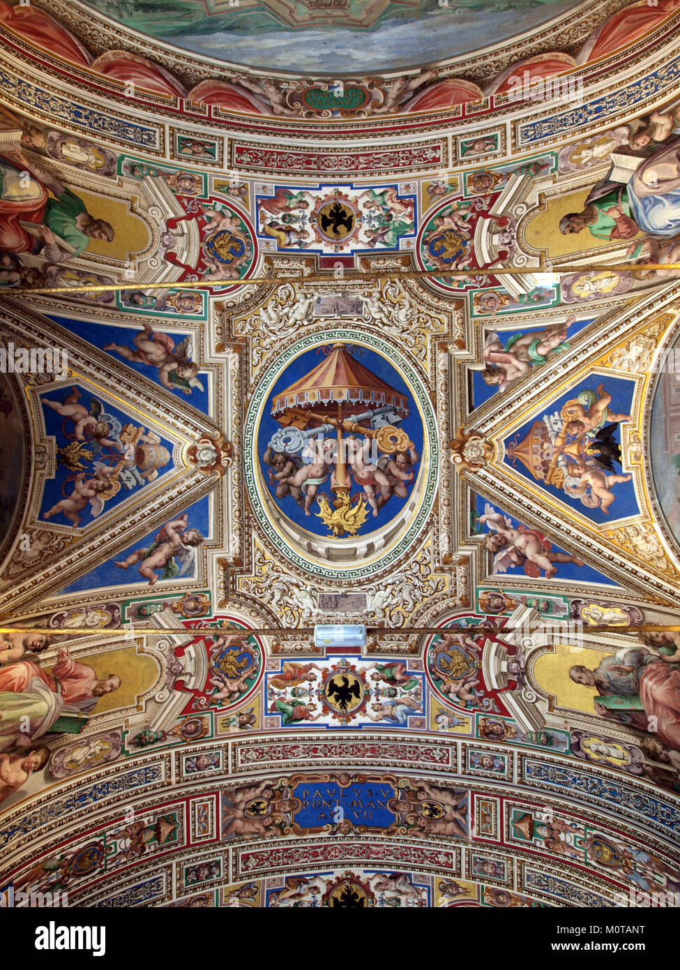Une photographie du plafond, représentant peut-être des éléments architecturaux de l'époque romaine, associés au règne du pape Paul V au XVIIe siècle. Banque D'Images