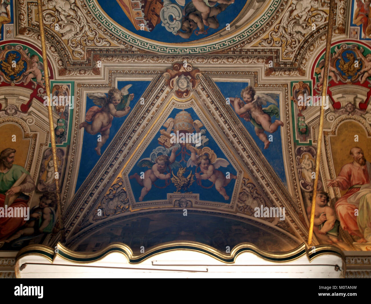 Le plafond photo-82 est une image capturant la conception architecturale d'un plafond. Il reflète les éléments artistiques et l'utilisation de plafonds dans la décoration intérieure, mettant en valeur les détails de l'art du plafond. Banque D'Images