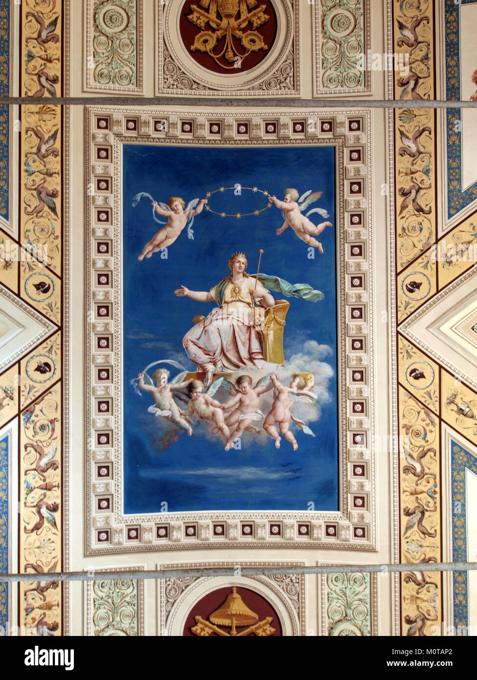 Une photo d'un design de plafond, étiqueté 'photo-85', montrant un style de plafond architectural distinctif, avec une attention aux détails dans les motifs et la structure. Banque D'Images