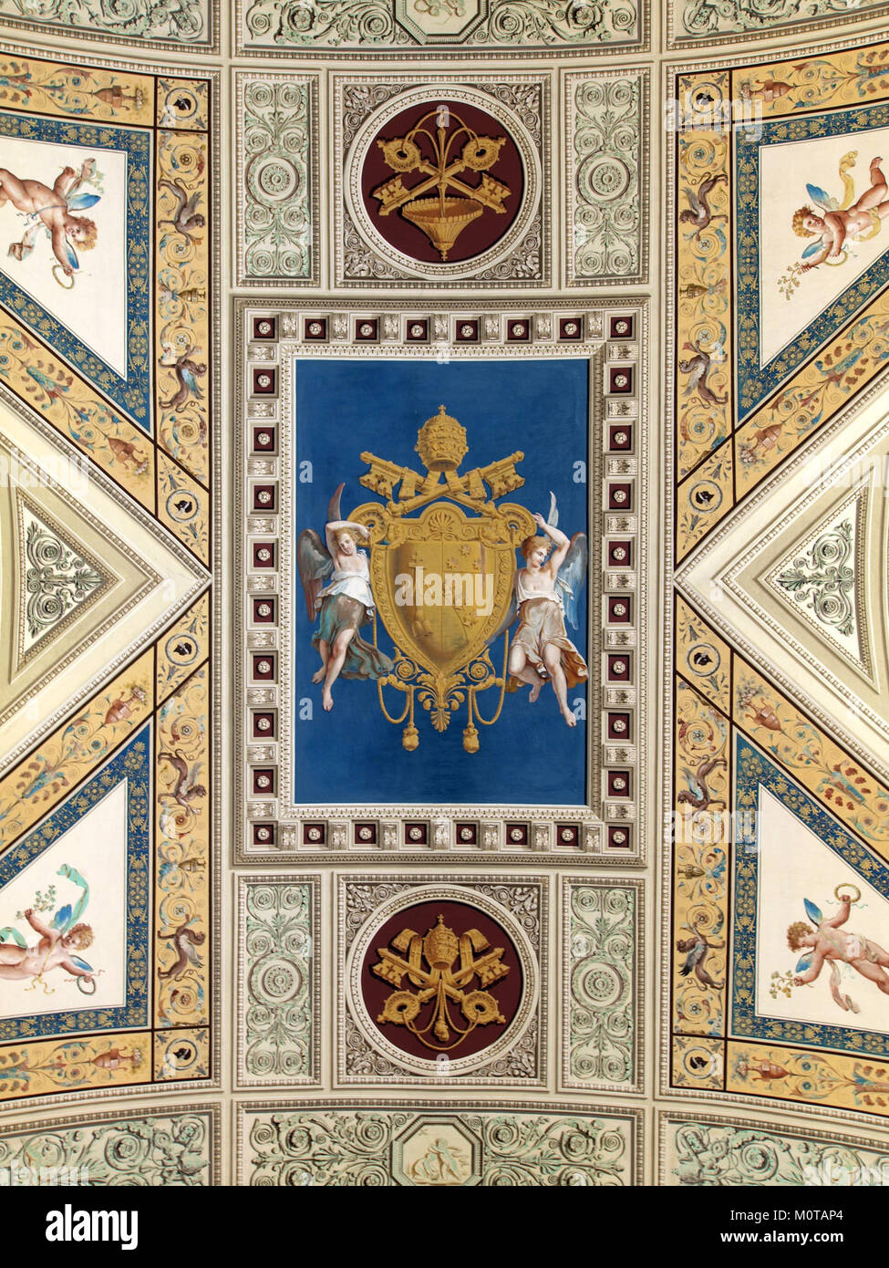 Une photographie du plafond dans un espace public, prise en mettant l'accent sur les détails architecturaux du design intérieur. Le nombre '87 PAX' indique probablement la capacité en places assises de l'espace. Banque D'Images