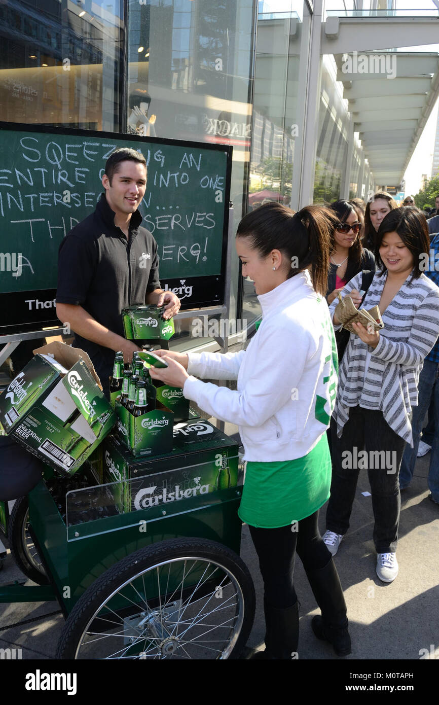 La promotion Carlsberg Free Beer à Toronto était un événement mettant en vedette la bière Carlsberg, offrant des offres promotionnelles et engageant les clients avec leur produit de manière amusante et interactive. Banque D'Images